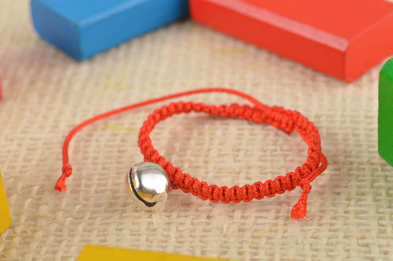 Bracelet fantaisie Bijou fait main rouge tressé avec breloque Cadeau enfant photo 1