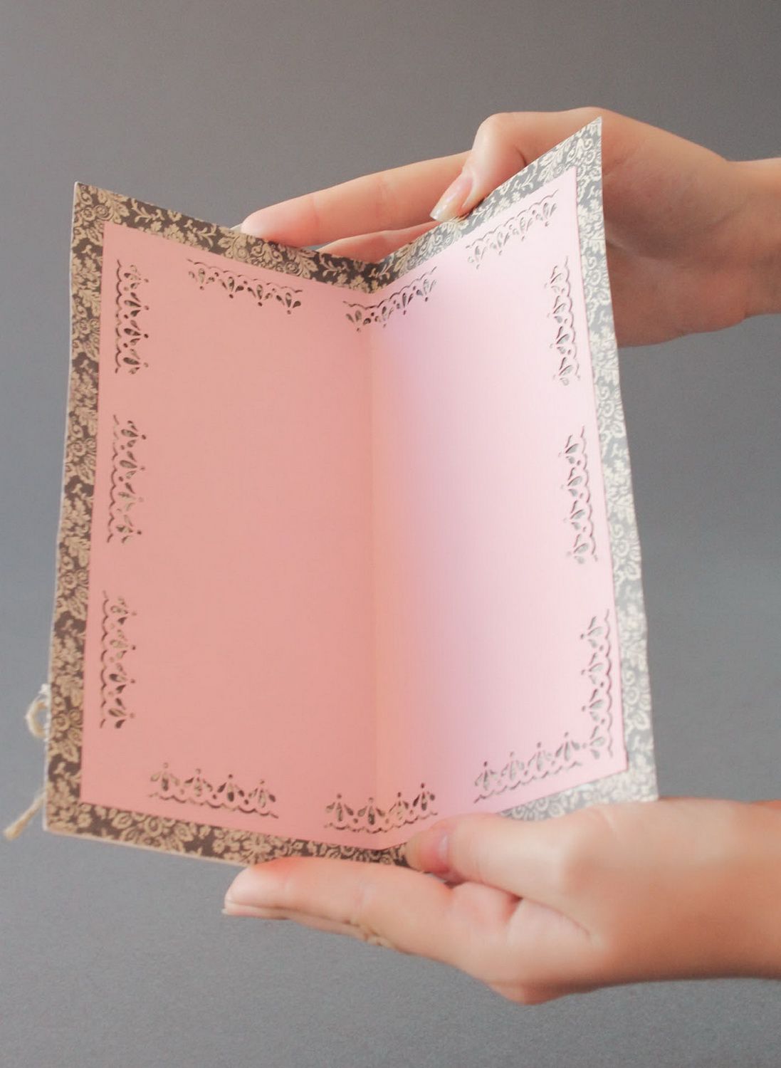Tarjeta hecha a mano con rosas secadas y encaje foto 4