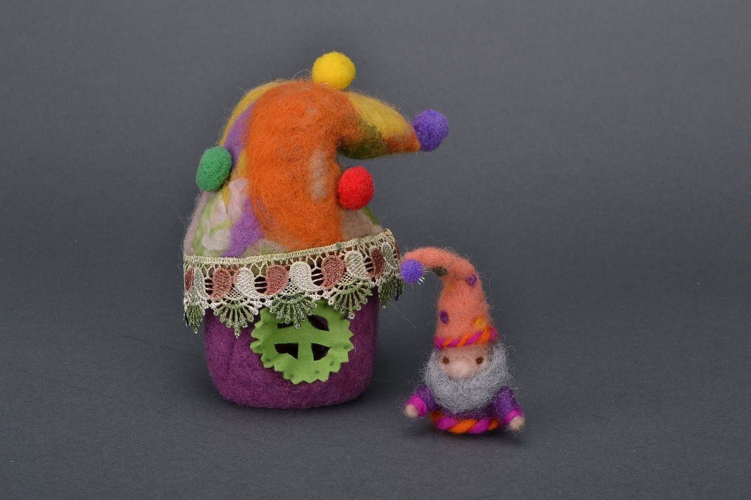Jouet mou Gnome avec maison fait main en laine photo 3