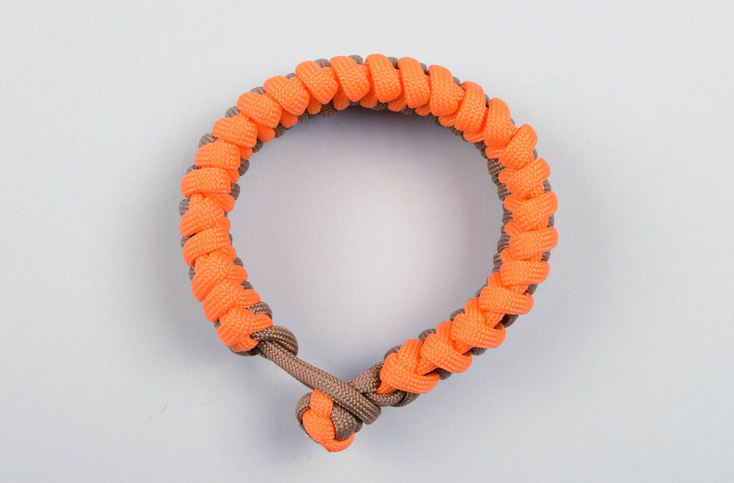 Браслет из паракорда handmade браслет выживания мужской браслет серо-оранжевый фото 4