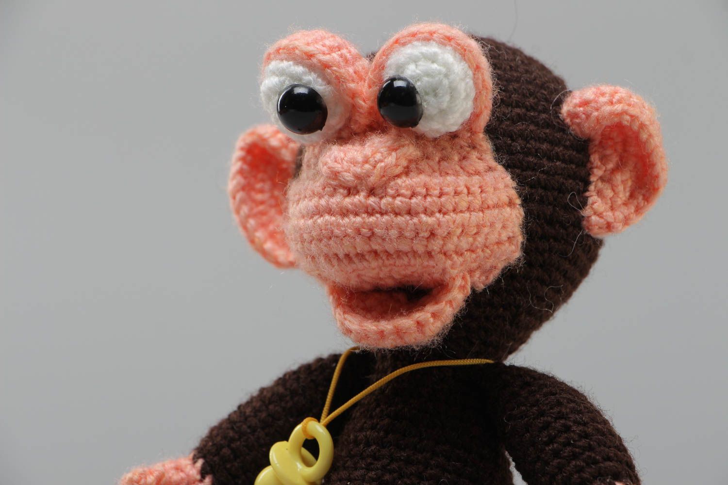 Jouet mou singe tricoté au crochet en fils acryliques fait main marron photo 3
