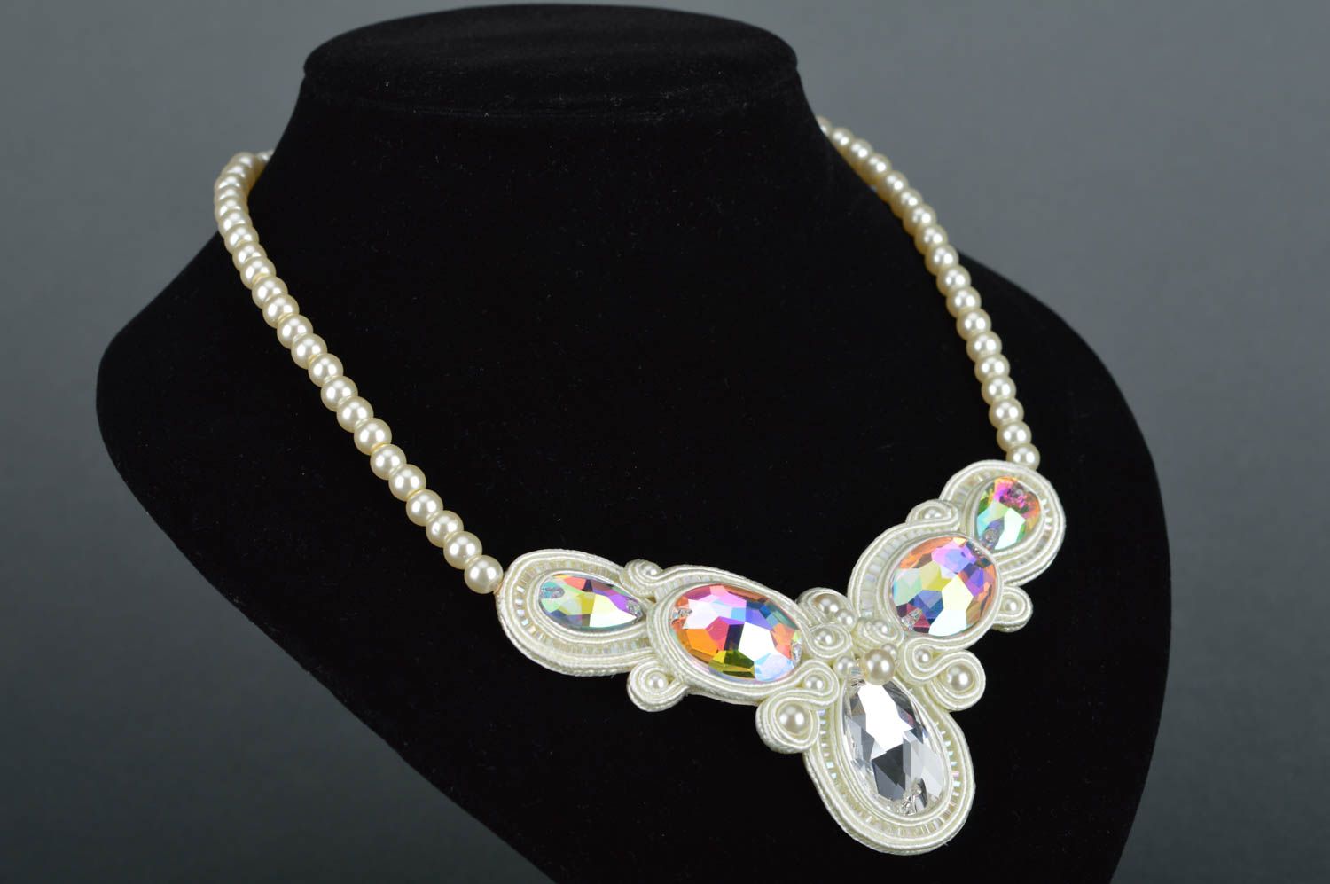 Joli collier soutache festif fait main blanc avec cristaux accessoire cadeau photo 3