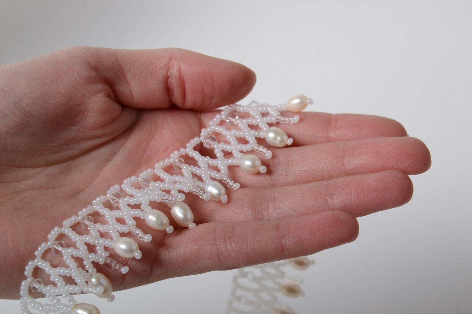 Collar de abalorios y perlas blanco artesanal trenzado adornado hecho a mano foto 5