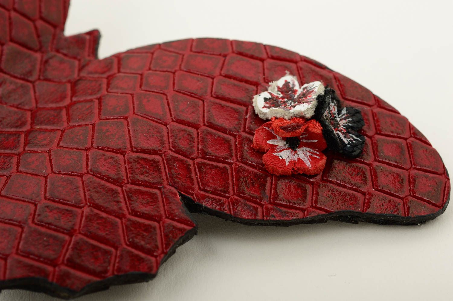 Broche rouge Bijou fait main papillon en cuir épingle en métal Cadeau pour femme photo 4