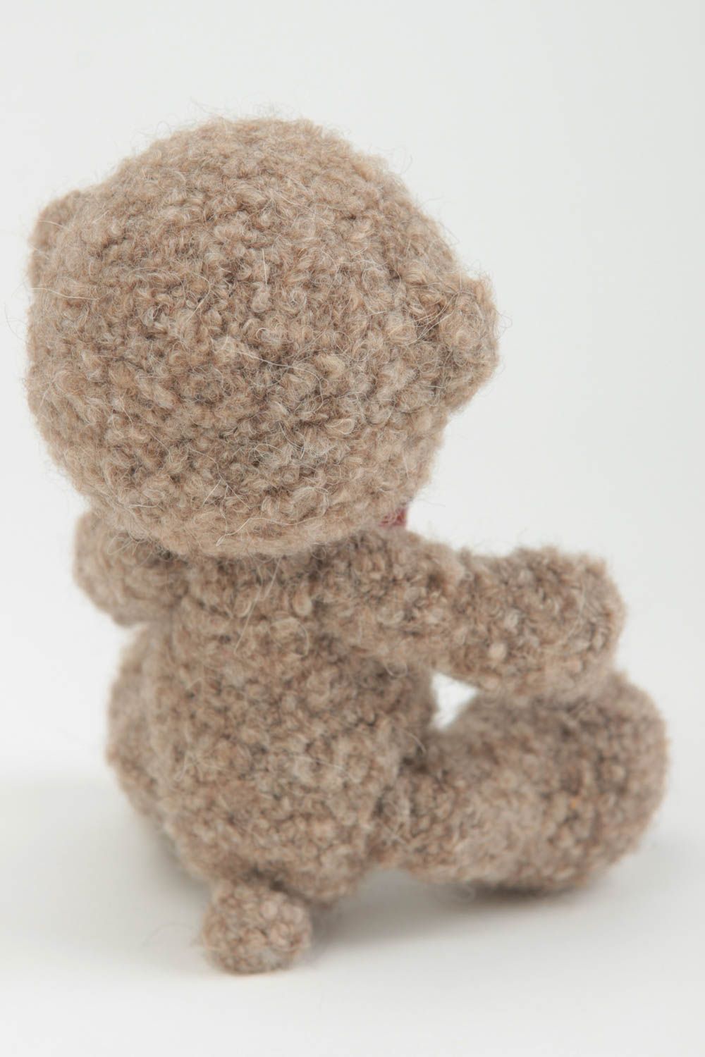 Мягкая вязаная игрушка медведь ручной работы для детей и декора дома милая фото 4
