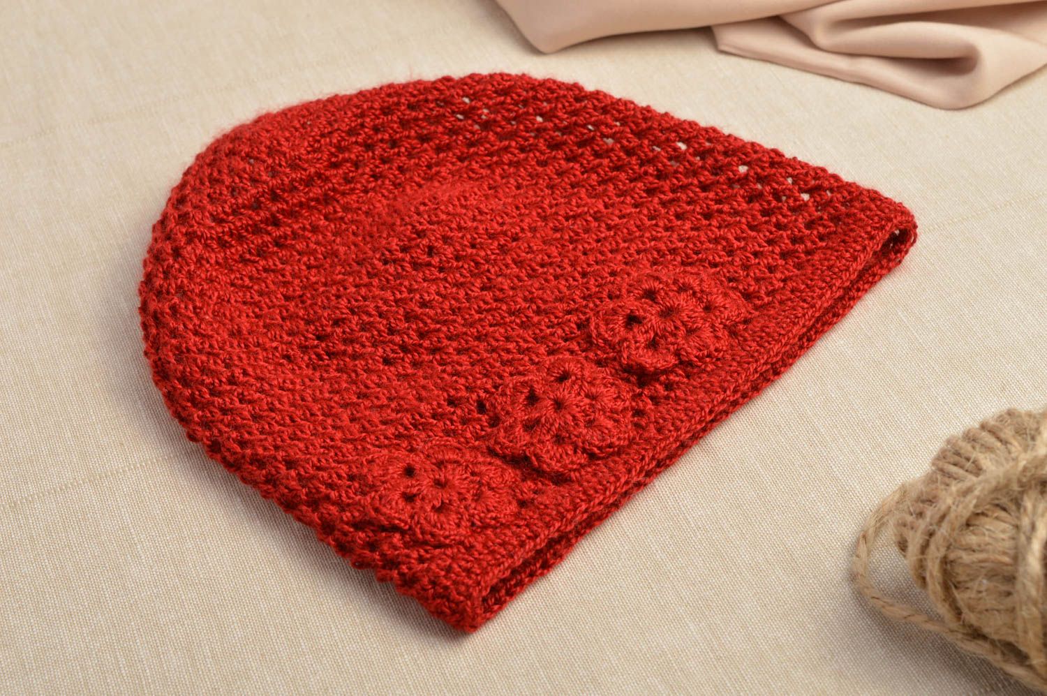 Bonnet tricot fait main Chapeau au crochet Accessoire enfant rouge avec fleurs photo 1