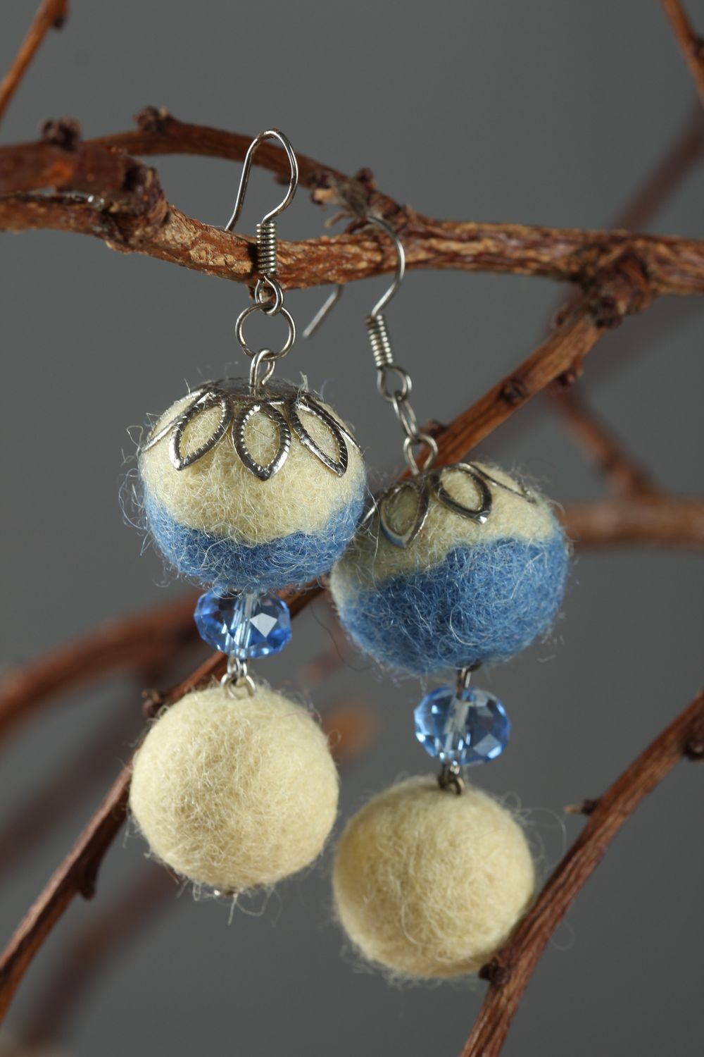 Handmade Damen Schmuck Ohrringe aus Filz Schmuck aus Wolle in Weiß und Blau foto 2