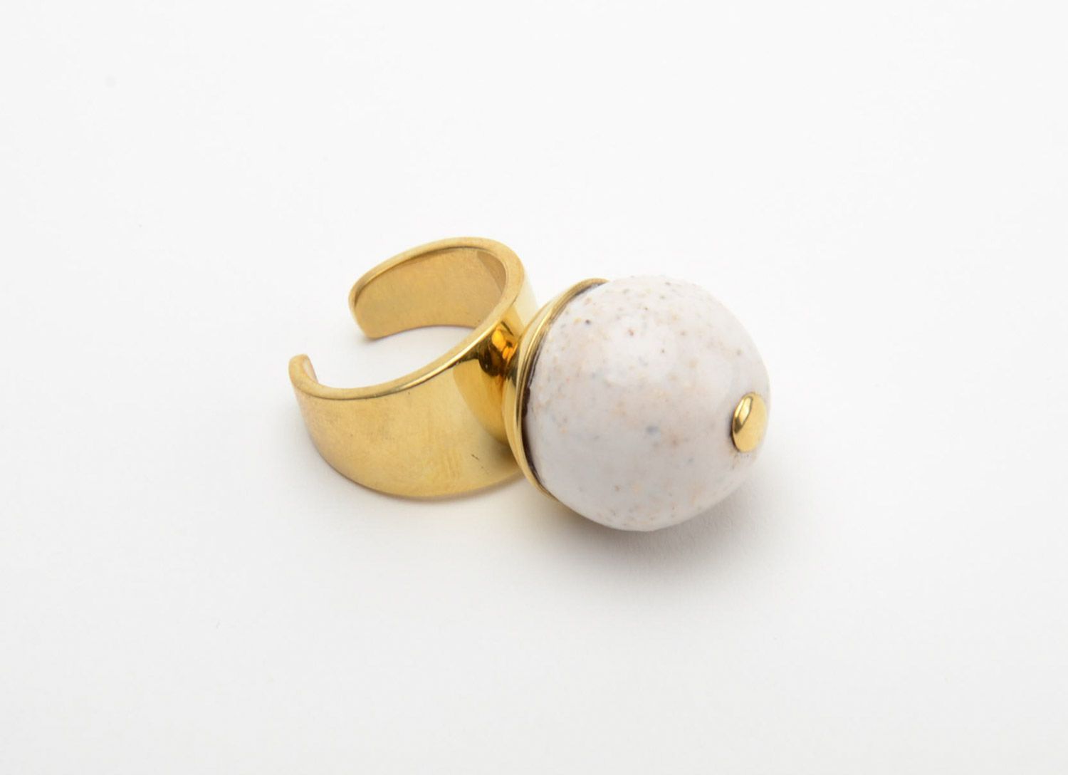Handgemachter weißer Keramik Ring mit Messingbasis goldene Farbe für Frauen foto 2