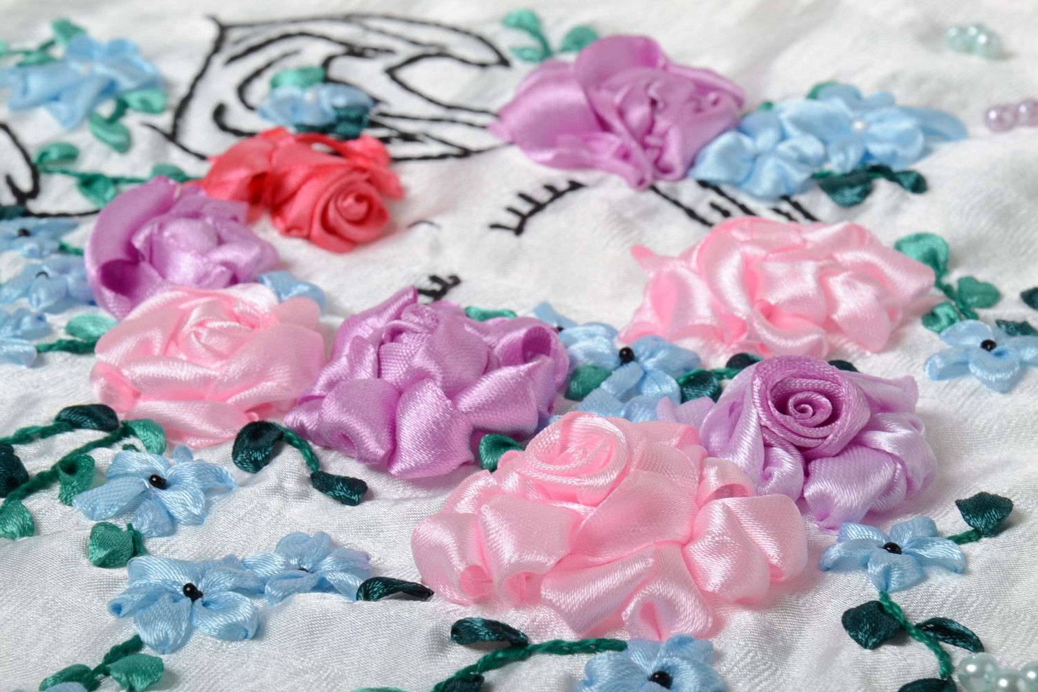 Funda para almohada artesanal bordada con cintas de gabardina en cremallera con flores artesanal foto 3
