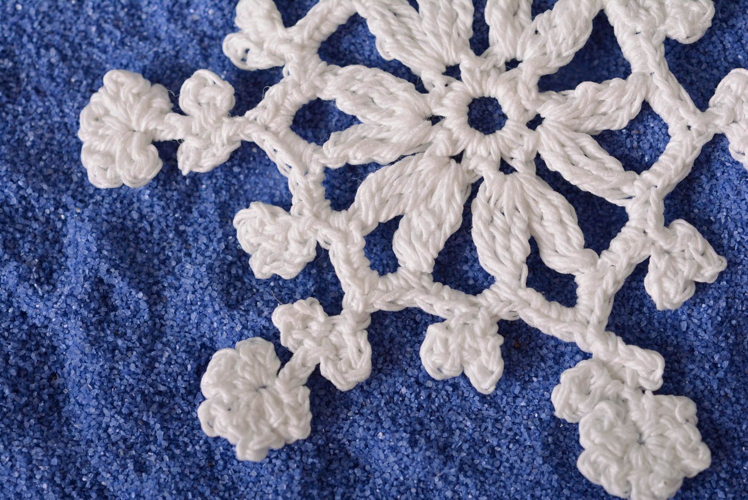 Елочная игрушка ручной работы красивая подвеска снежинка декоративная подвеска фото 2