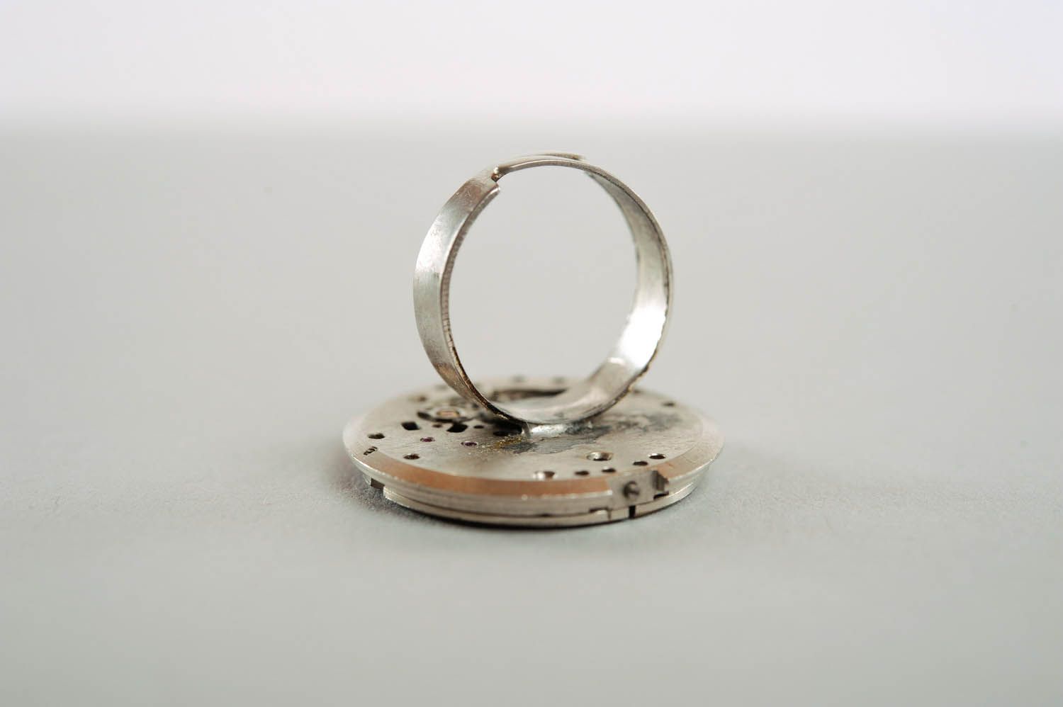 Anello da donna fatto a mano anello di metallo bello con meccanismo di orologio
 foto 5