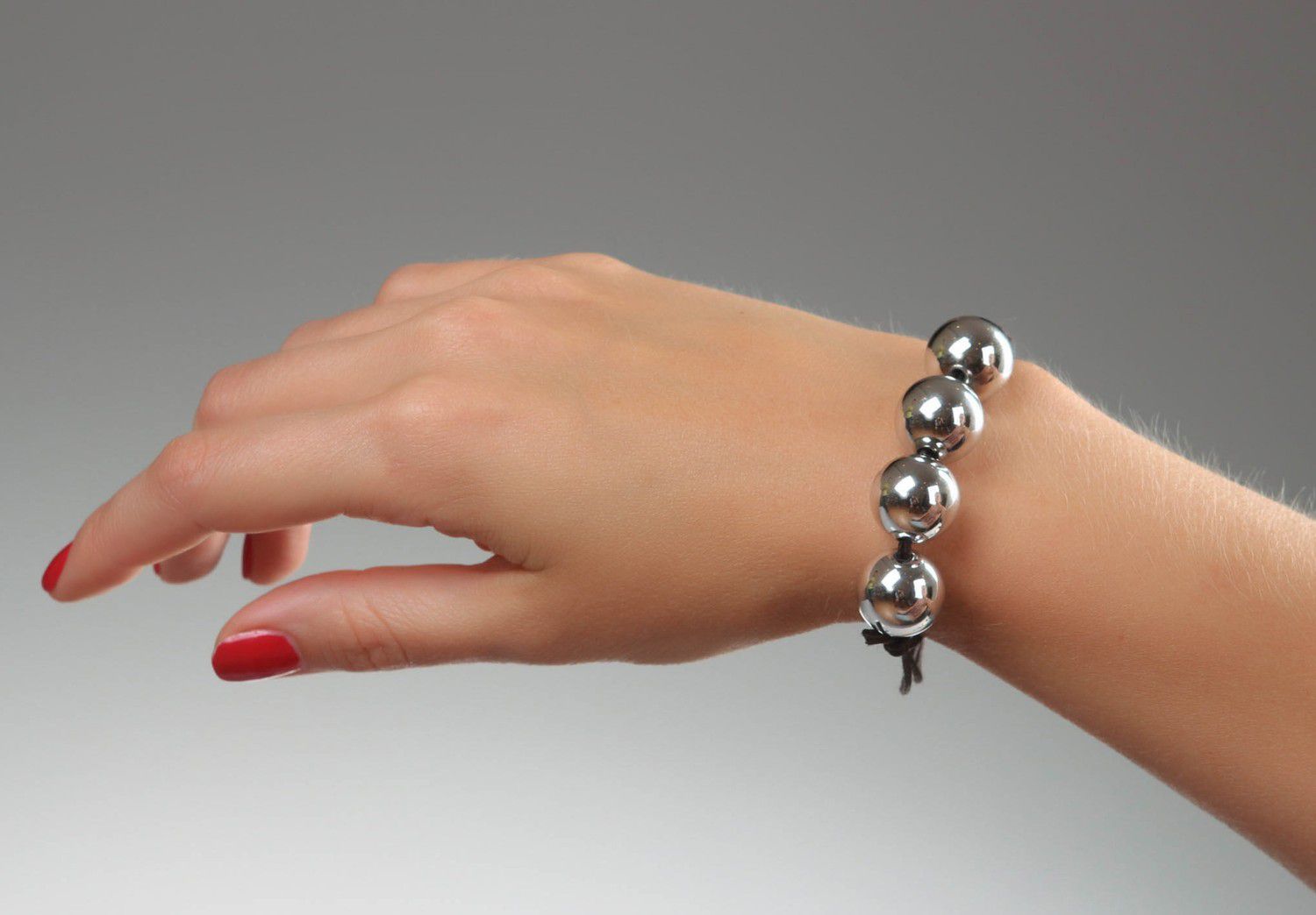 Bracelet perles en plastique sur lacet fait main photo 4