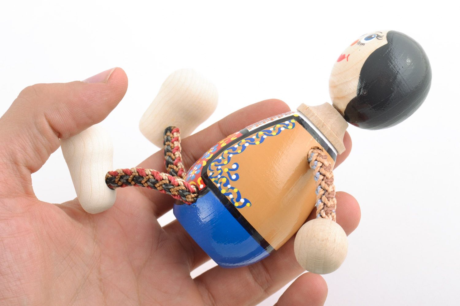 Деревянная игрушка девочка брюнетка ручной работы с росписью красивая детская фото 2