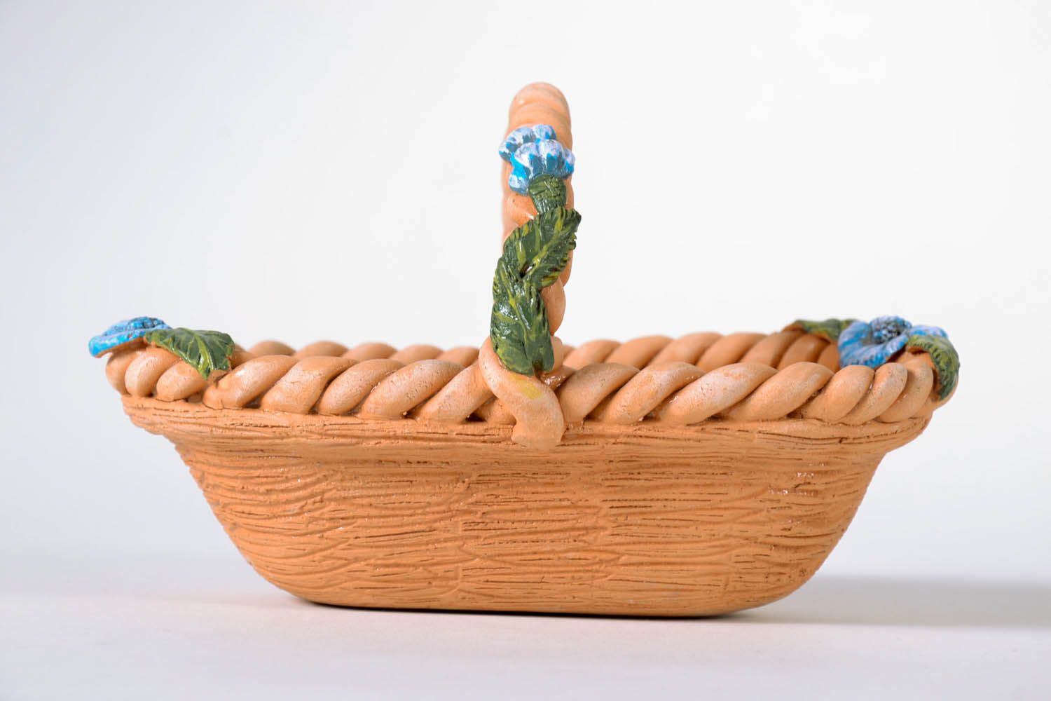 Vaso artesanal de argila na forma de uma cesta foto 2