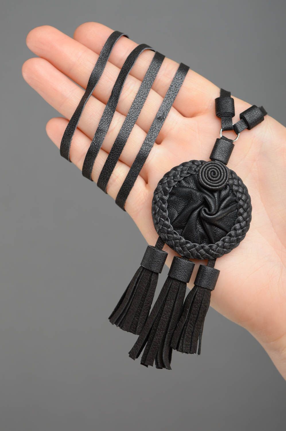 Beau pendentif fait main noir en cuir naturel accessoire dans le style ethnique photo 3