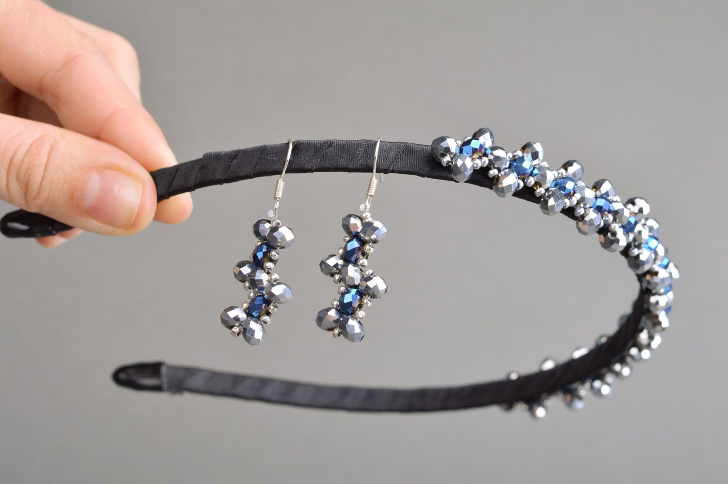 Beautiful women's handmade jewelry set woven of beads and hematite 2 items earrings and headband photo 3