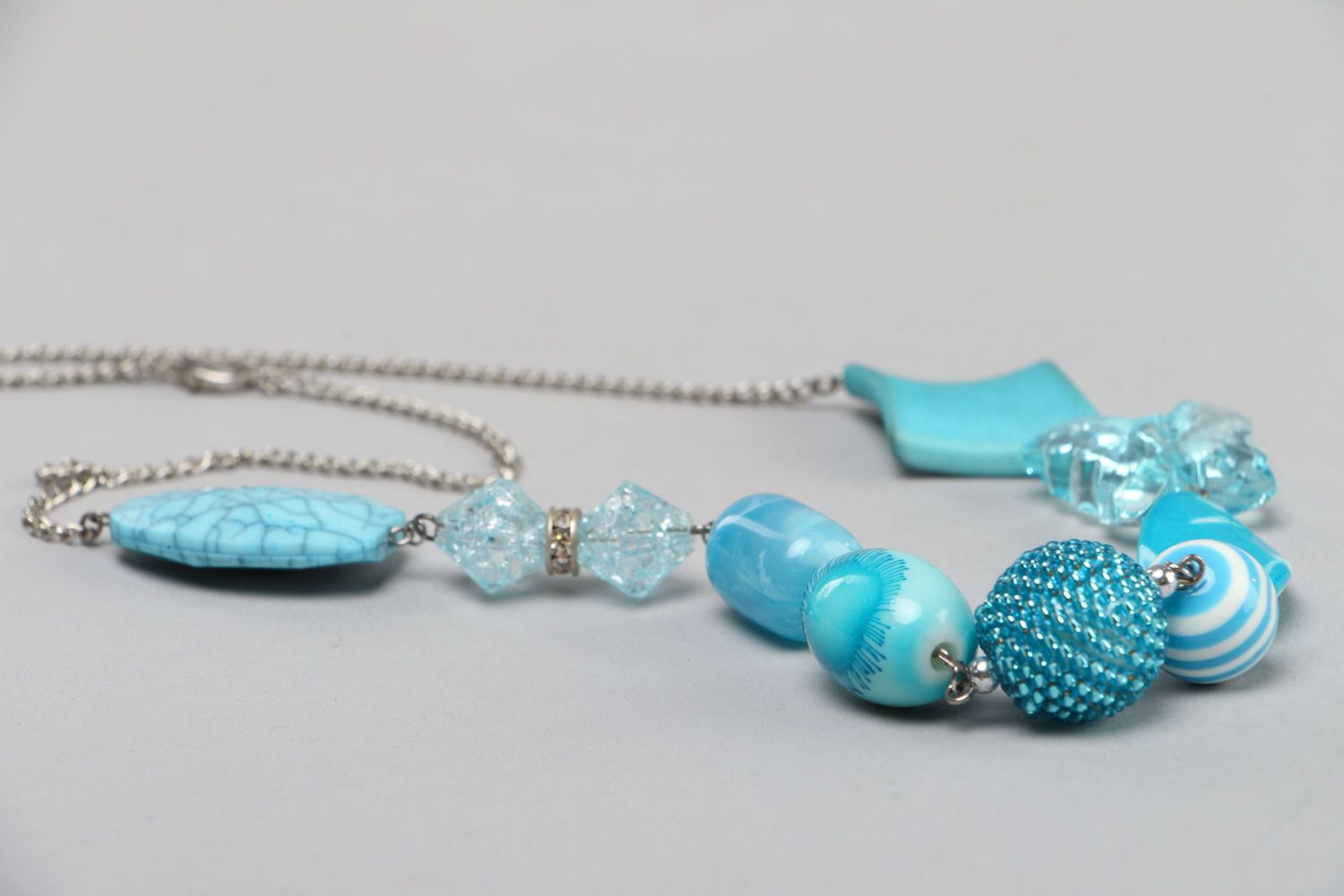 Handmade zartes langes türkisblaues Collier aus Perlen mit Glasperlen für Frauen foto 3