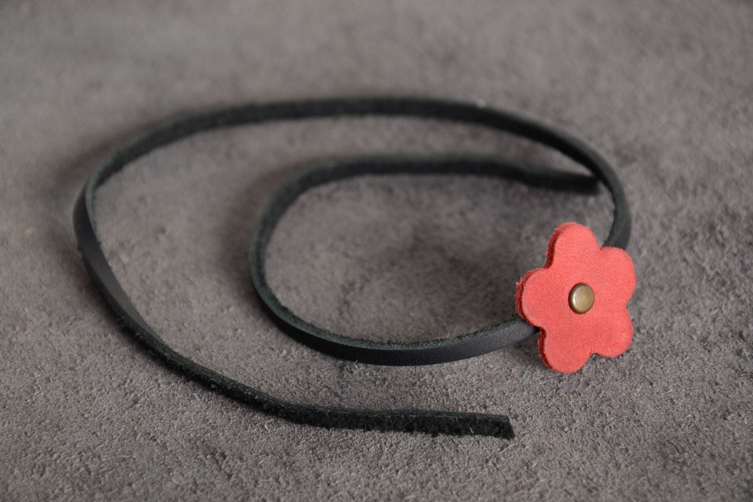 Handgemachtes dünnes schönes Armband aus Leder mit Blume und metallischem Niet foto 1
