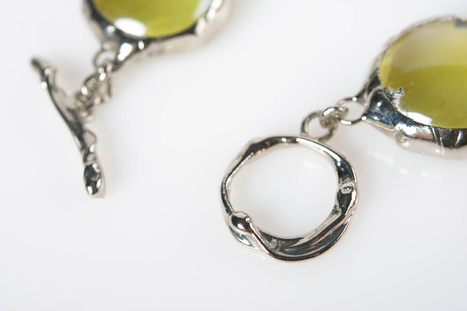 Bracelet fait main en métal et verre avec papillon couleur olive accessoire photo 5