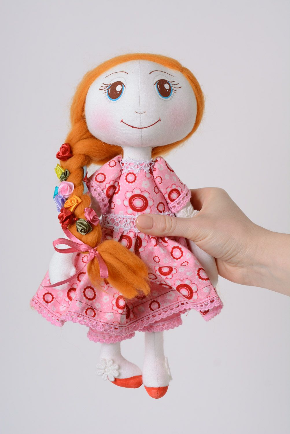 Игрушка кукла из ткани с длинной косой в розовом платье средняя ручной работы фото 1