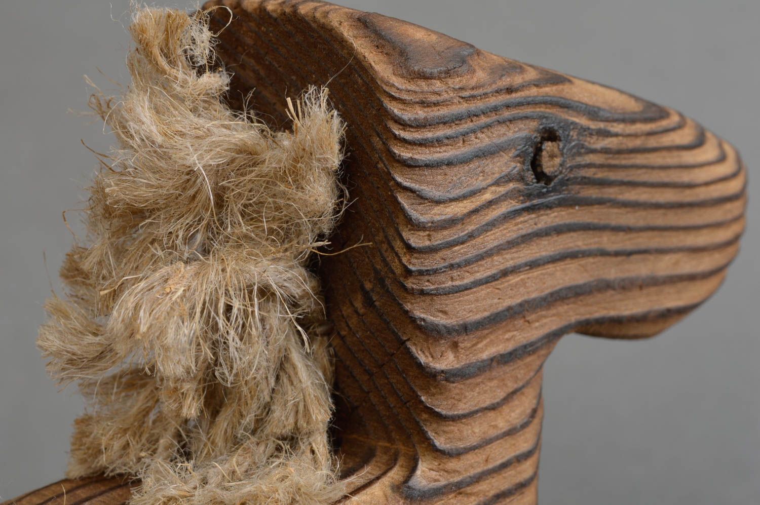 Figurine en bois de pin et cordons de lin faite main écologique Poulain photo 5