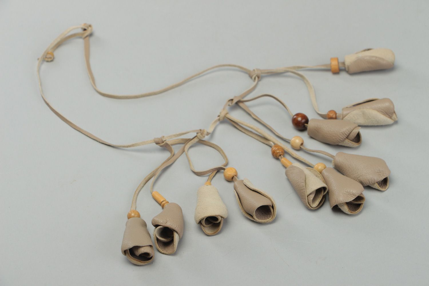 Handgemachtes originelles Leder Collier mit Holzperlen in Grau für Frauen  foto 1