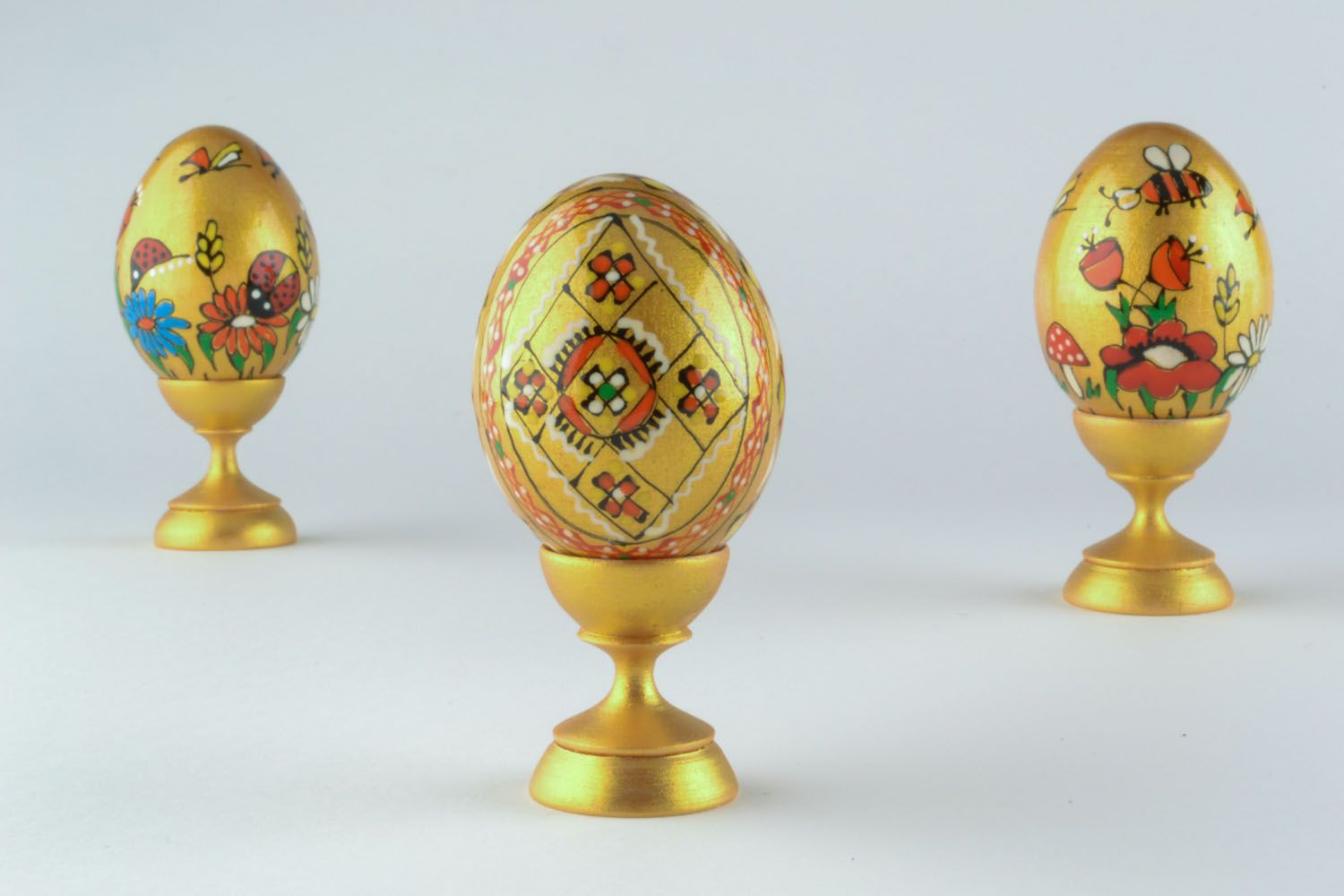 Ovo de madeira pintado à mão para Páscoa em cor de ouro  foto 1