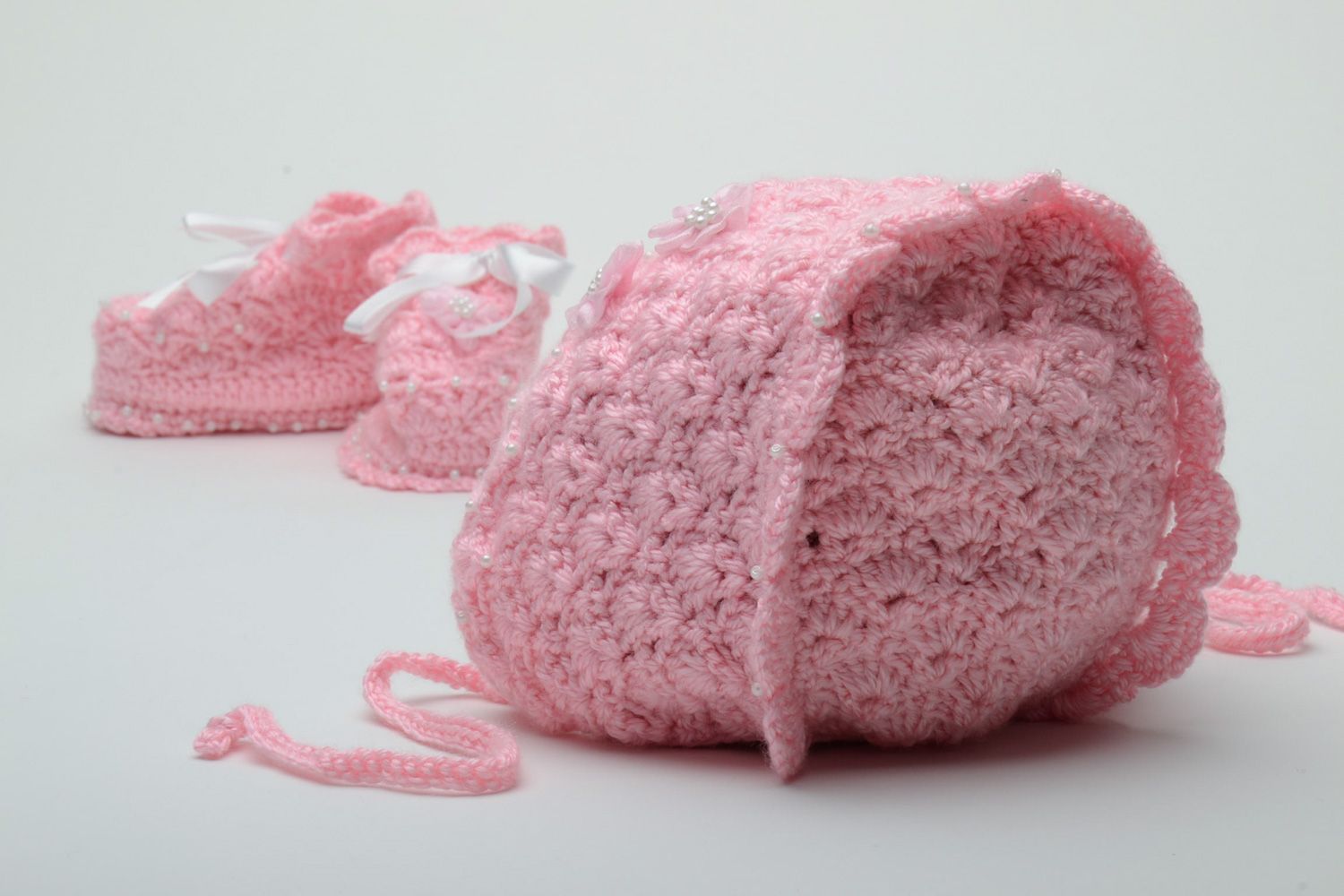 Chaussons et bonnet au crochet pour bébé faits main roses chauds originaux photo 3