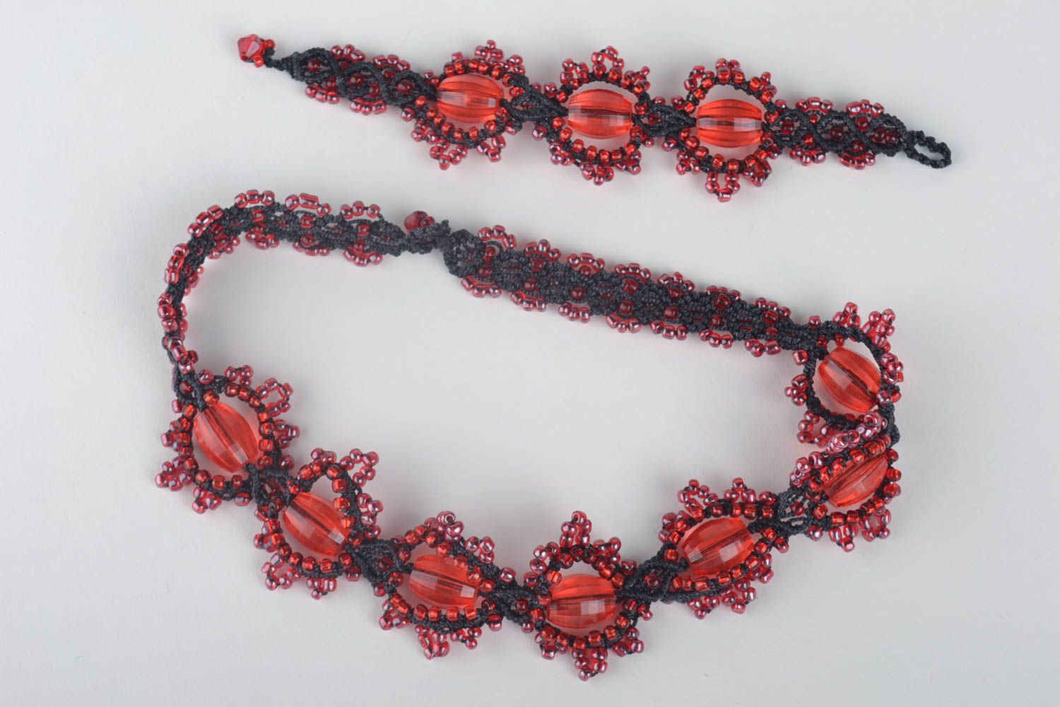 Parure collier bracelet Bijoux faits main noir rouge en macramé Cadeau femme photo 2