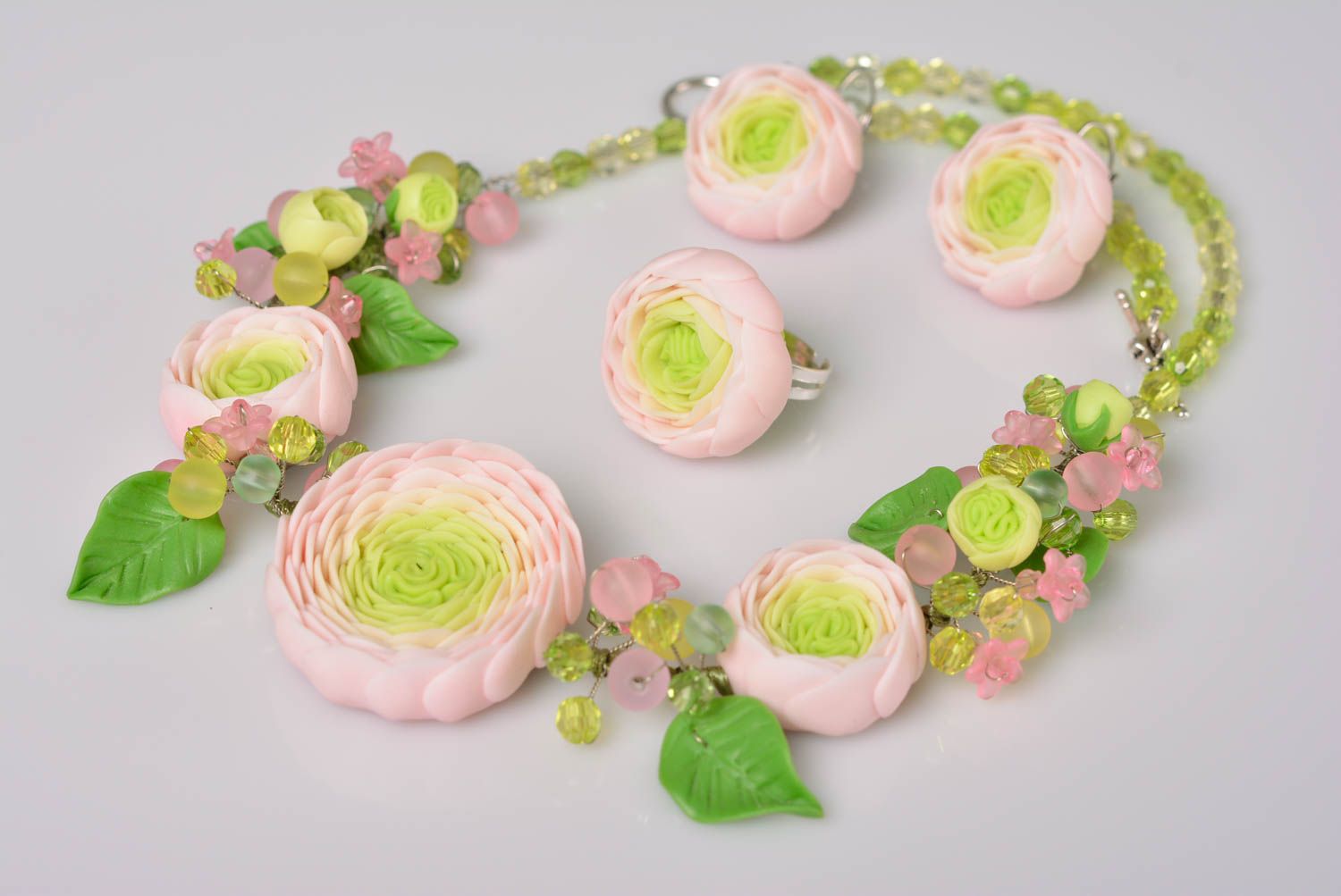 Conjunto de joyas con flores de arcilla polimérica pendientes anillo y collar  foto 1