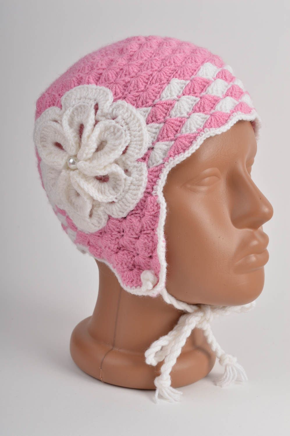 Розовая вязаная шапка для девочки ручной работы из шерсти и акрила на завязках фото 2