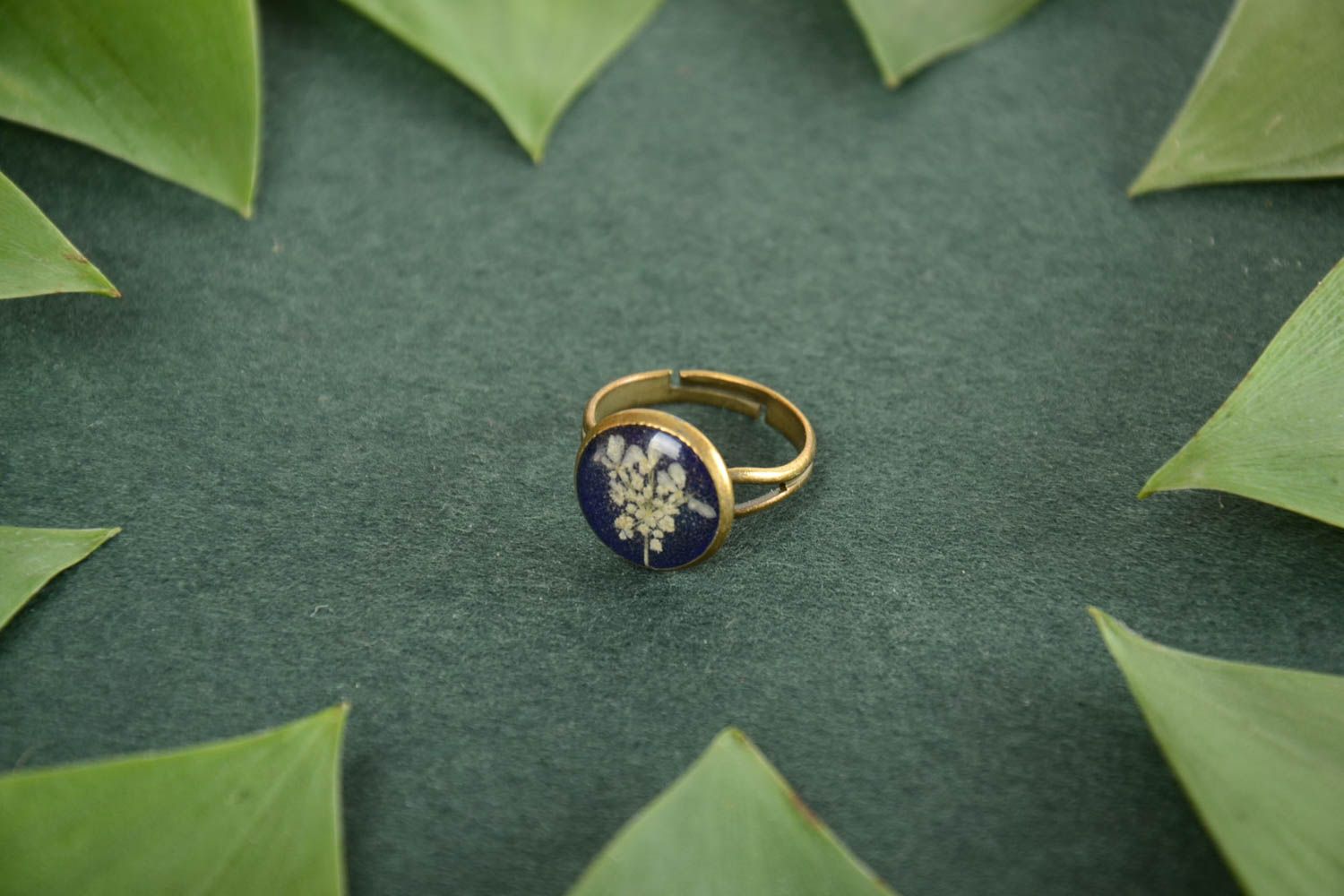 Stilvoller runder Blumen Ring mit Epoxidharz blau Künstler Handarbeit foto 1