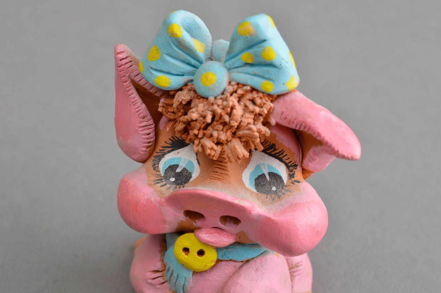 Милый сувенир ручной работы из глины печальная свинка розовая расписная фото 5
