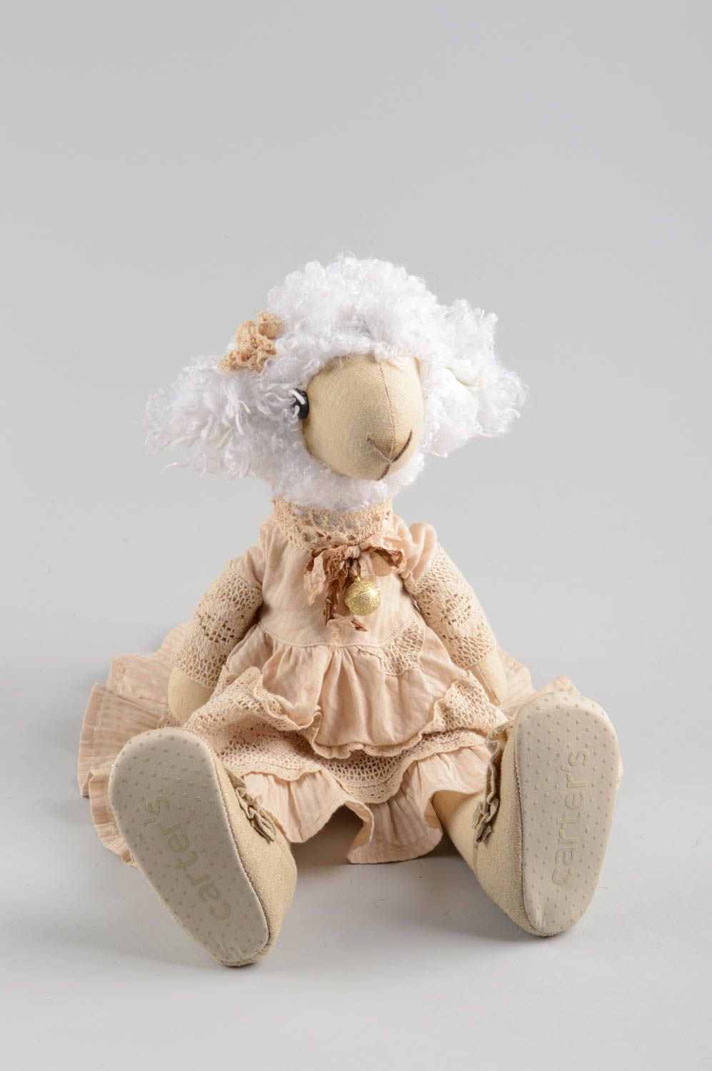 Stoff Kuscheltier Schaf im Kleid handmade Designer Spielzeug in Beige und Weiß foto 4