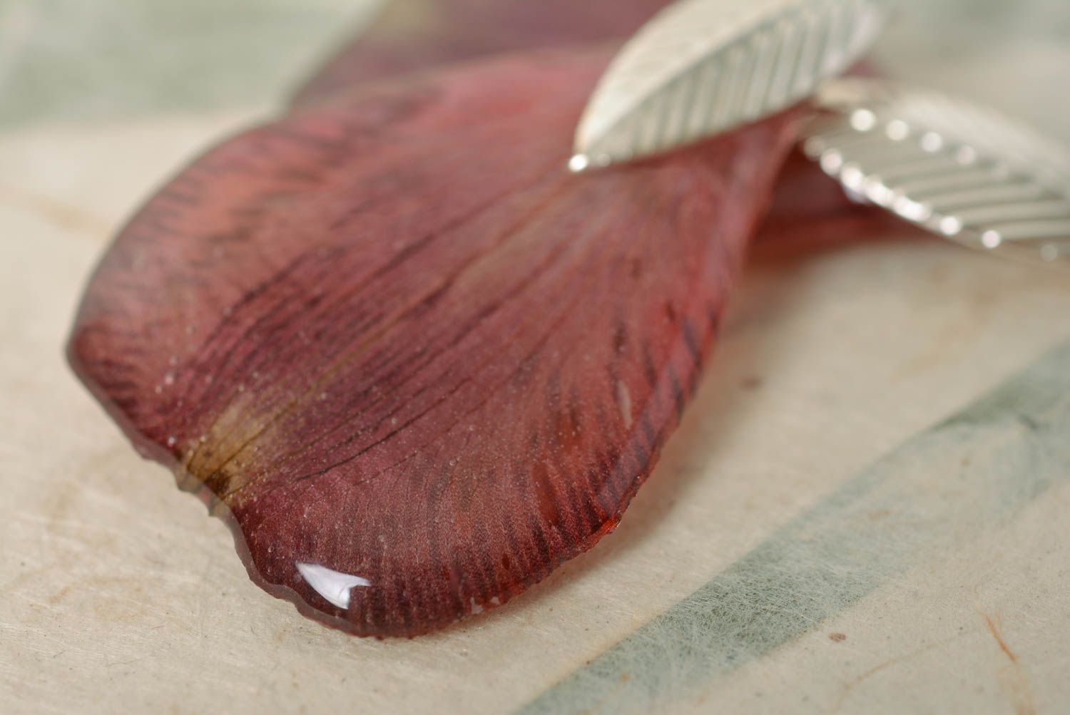 Серьги с эпоксидной смолой подвески лепестки красивые бордовые ручная работа фото 4