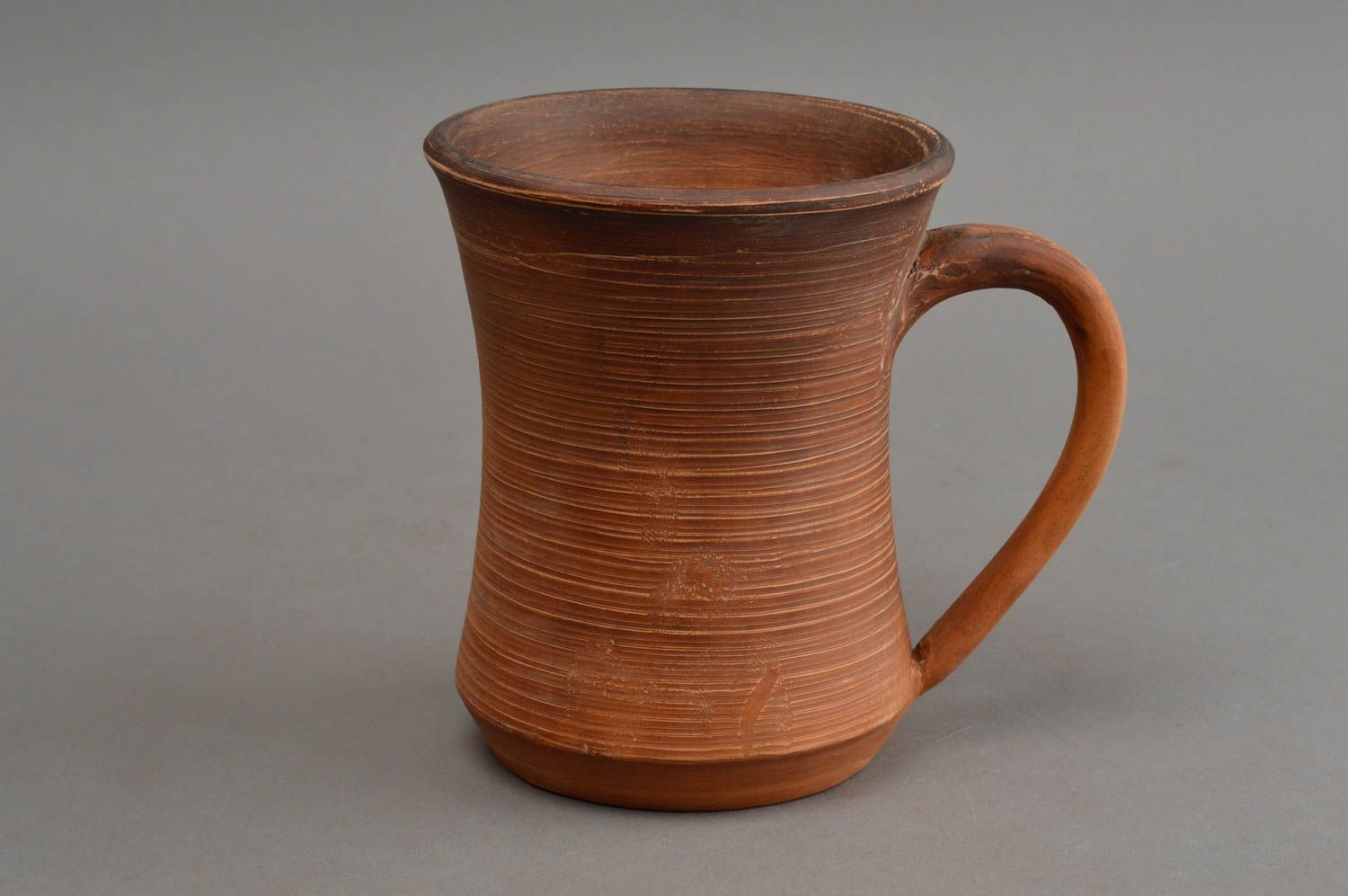 Глиняная чашка большая светло-коричневая ручной работы объемом 600 мл фото 2