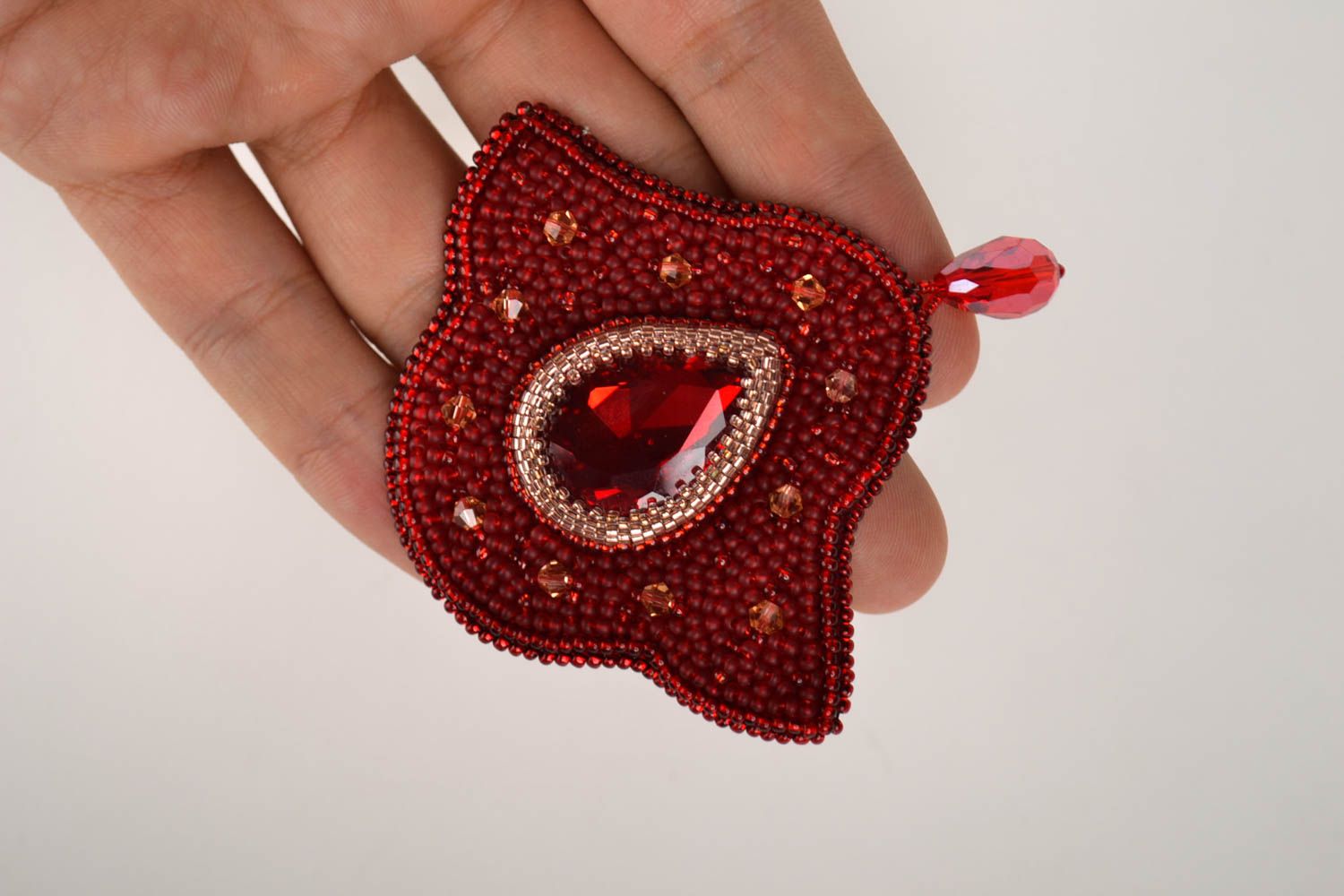 Broche rouge Bijou fait main perles de rocaille cristal Accessoire femme photo 5