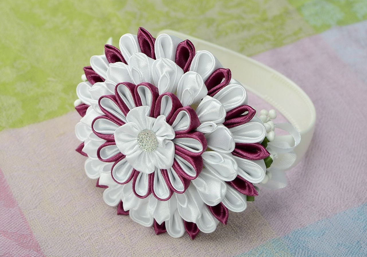Coroa de florescom uma flor de cetim Claret e branco foto 5