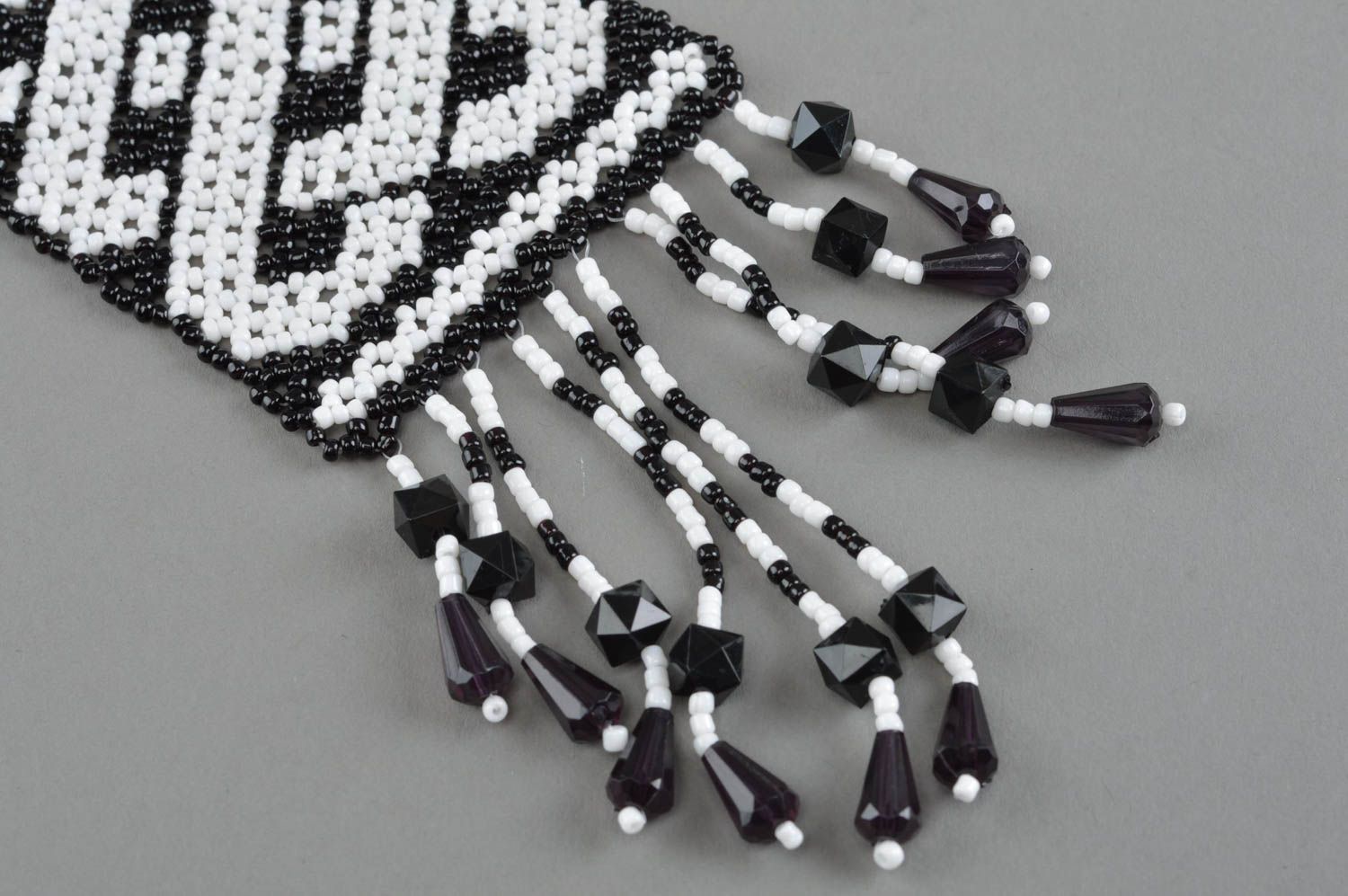 Accessoire ethnique collier en perles de rocaille noir blanc fait main design photo 4