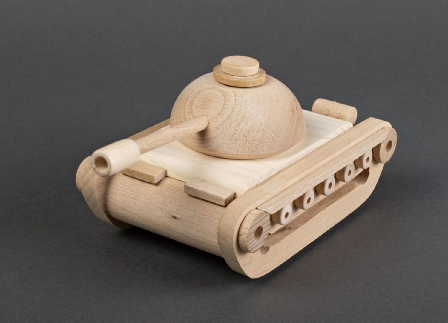 Tanque de juguete hecho de madera foto 1