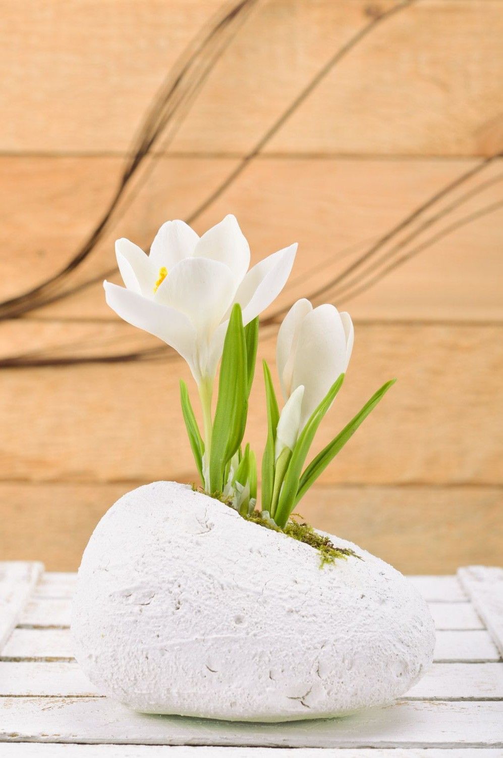 Белый цветок крокус из полимерной глины ручной работы для декора интерьера фото 1