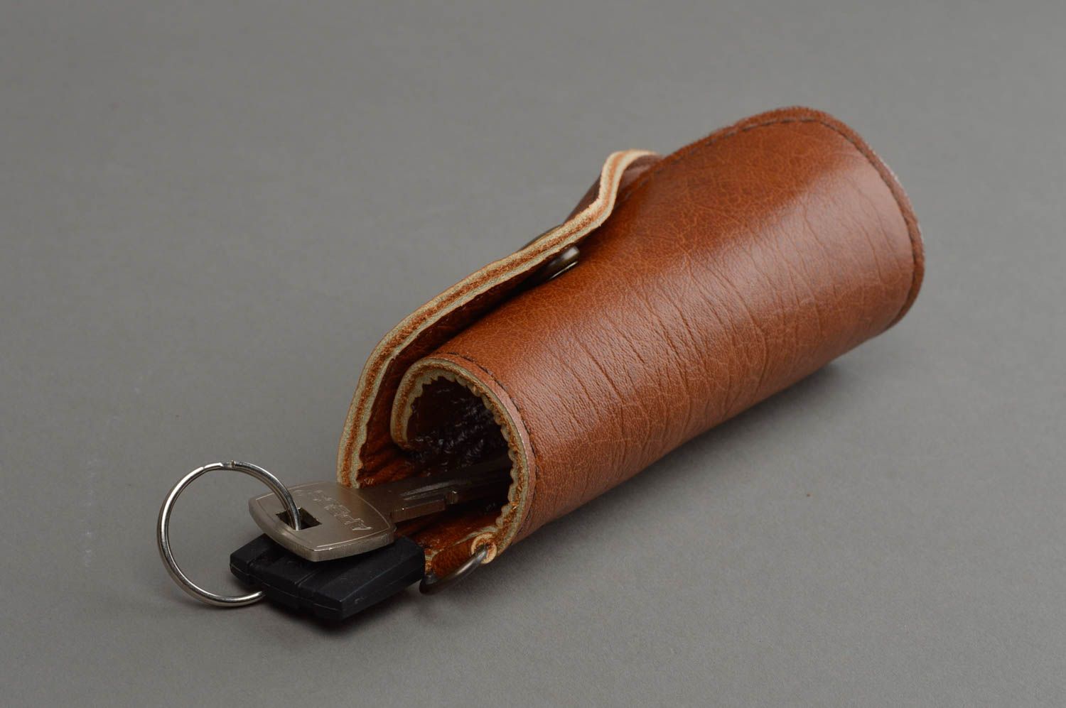 Кожаный чехол для ключей коричневого цвета ручная работа на кнопке удобный фото 1