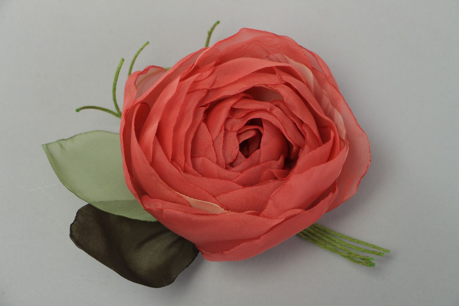 Шифоновая брошь в виде цветка красной розы ручной работы фото 1