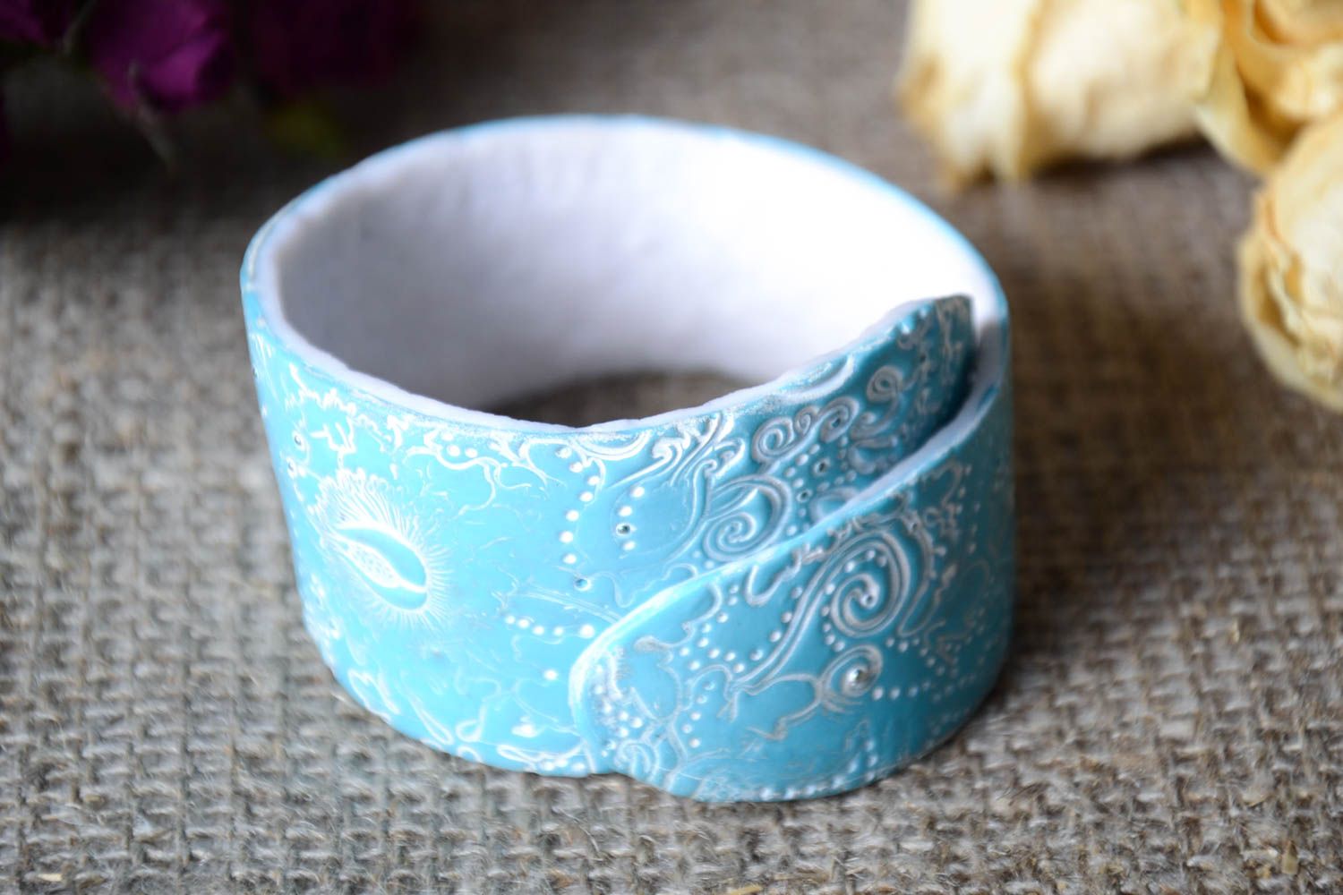 Bracelet large Bijou fait main bleu ciel en pâte polymère Accessoire femme photo 2