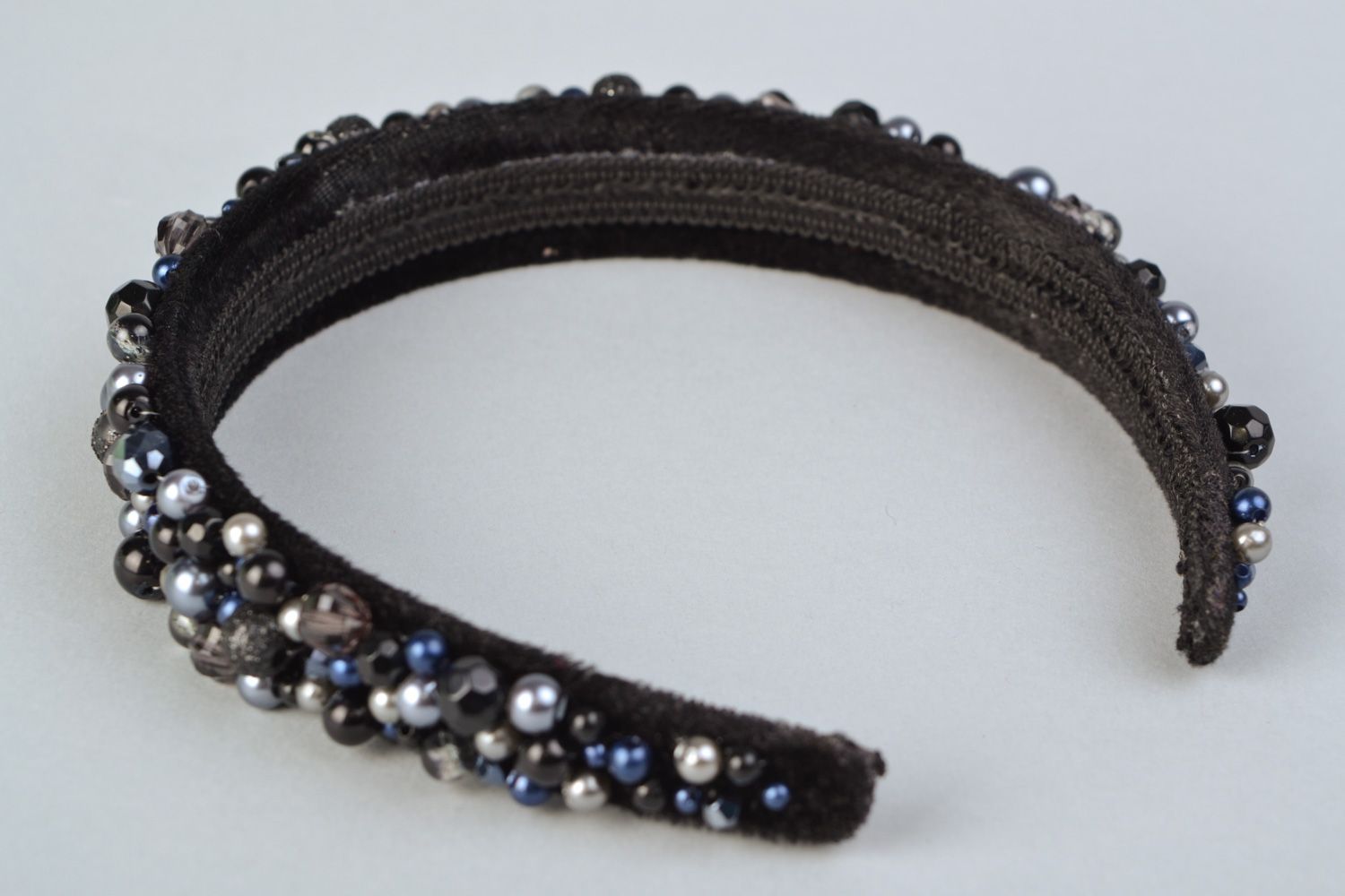 Joli serre-tête noir fait main avec perles fantaisie accessoire de soirée  photo 4