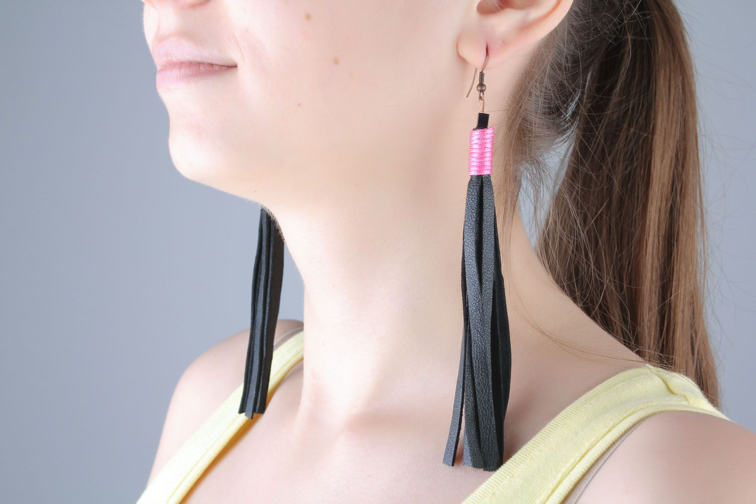 Boucles d'oreilles longues en cuir faites main design original accessoire photo 5