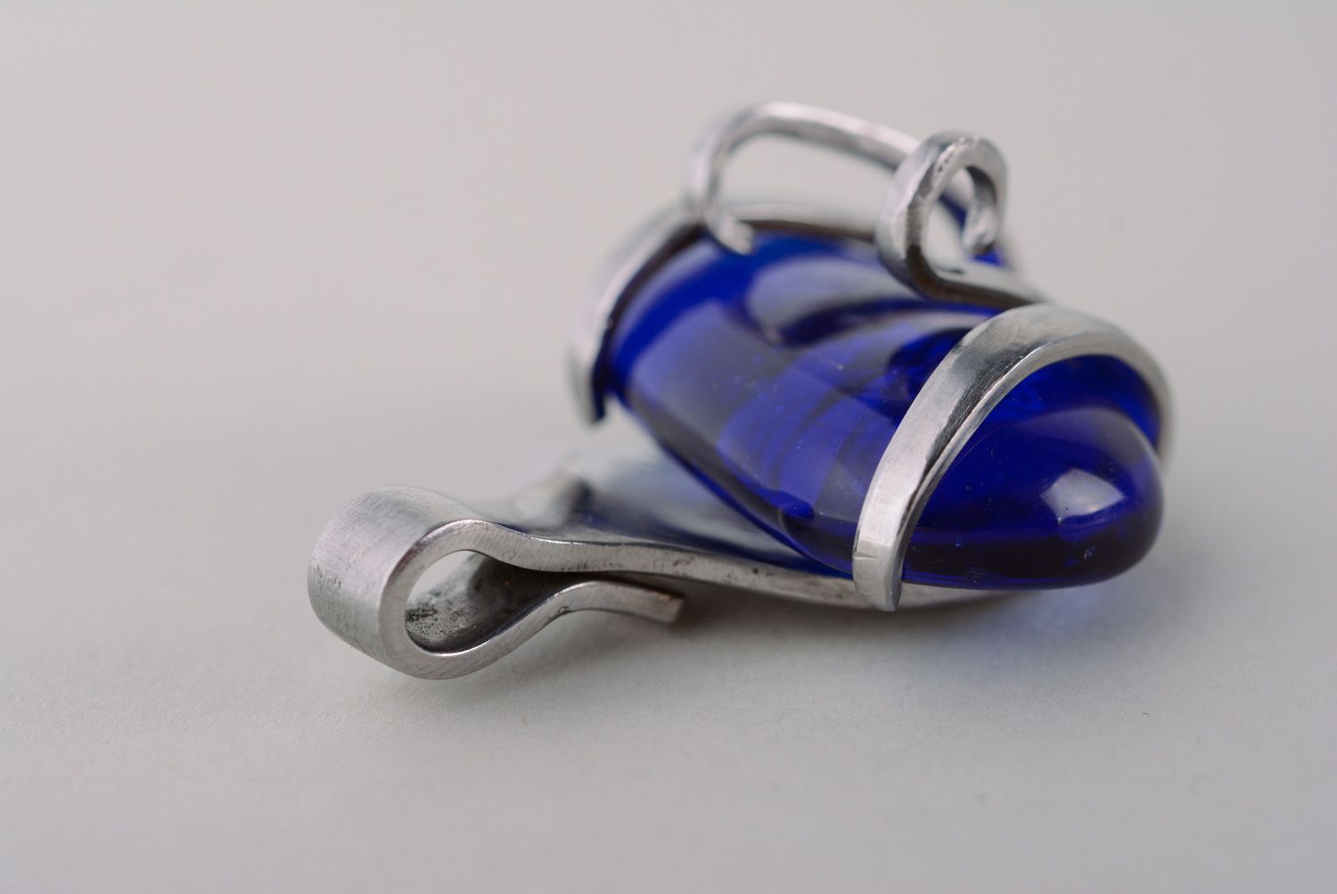 Металлический кулон из мельхиоровой вилки с синим искусственным камнем фото 4