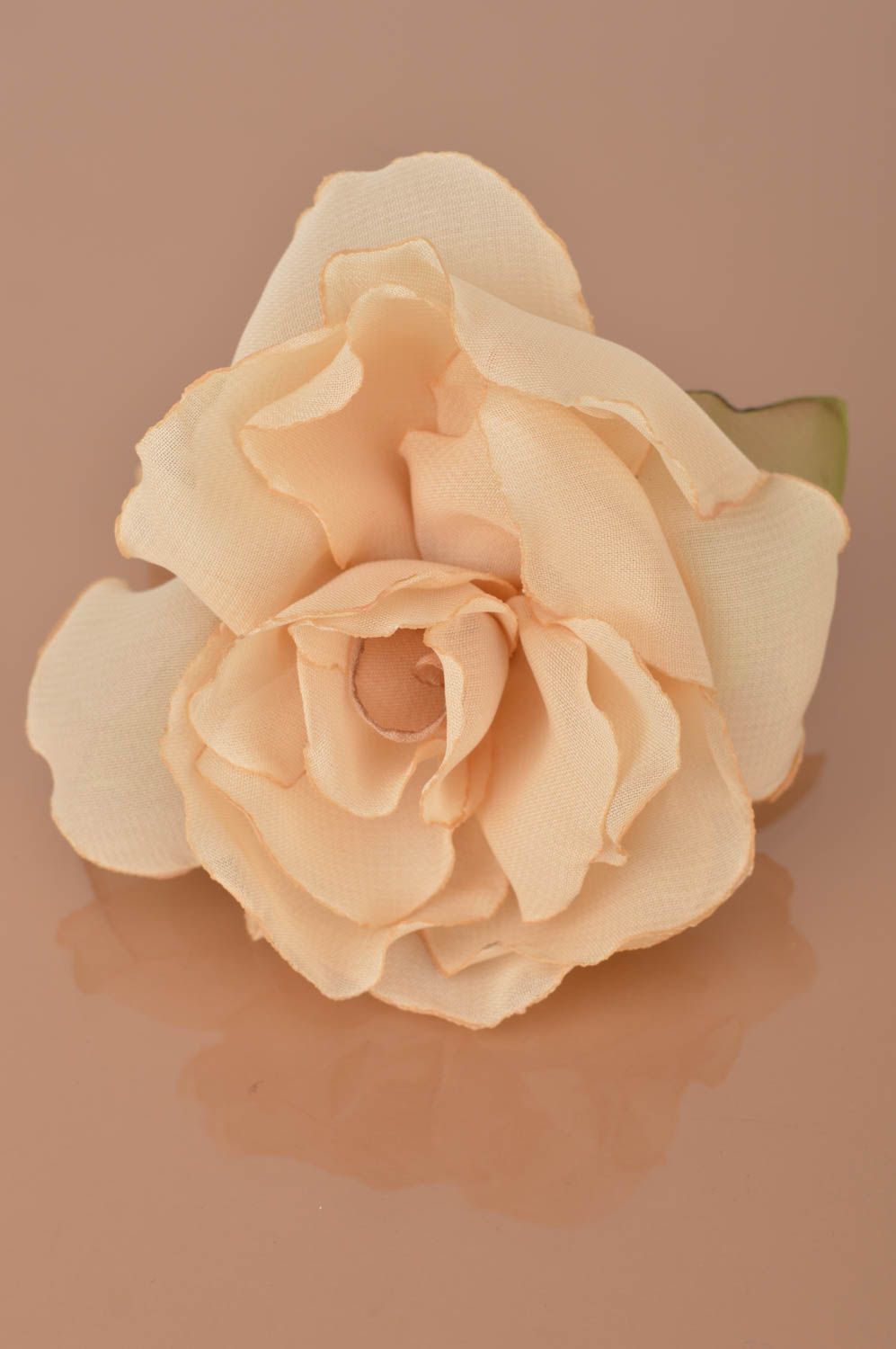 Красивая нежная женская брошь заколка из ткани ручной работы Бежевая роза фото 2