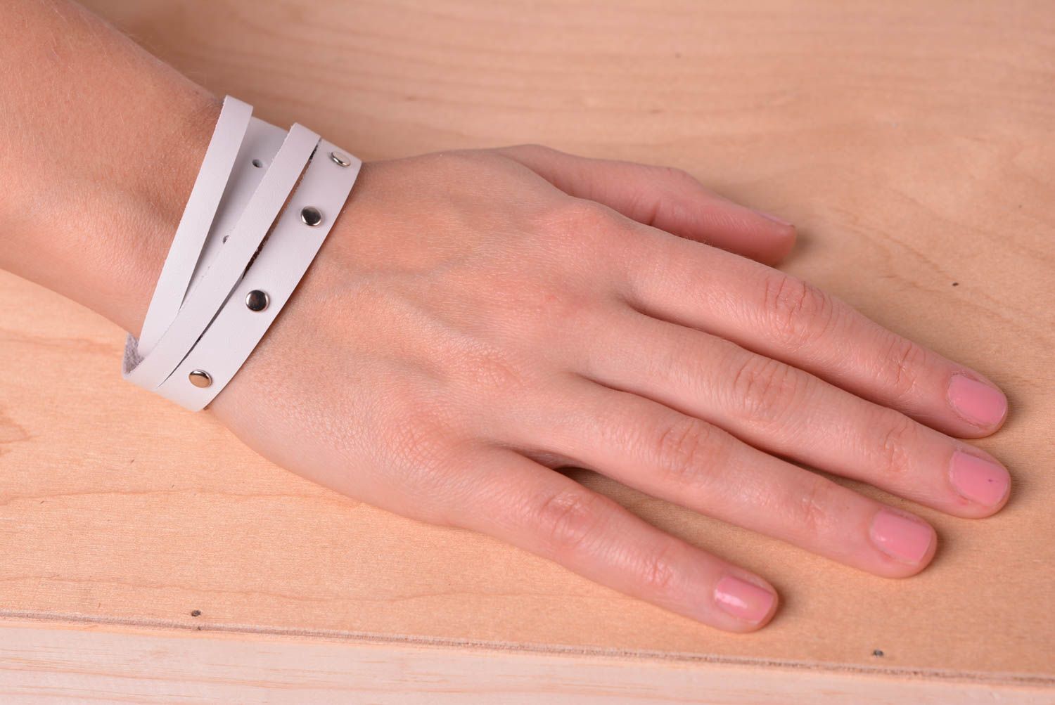 Bracelet cuir Bijou fait main large de couleur blanche design Accessoire femme photo 2