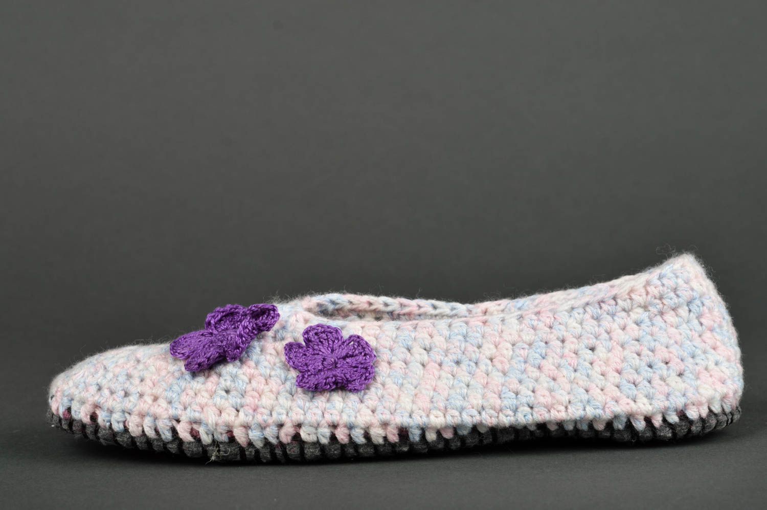 Handmade Hausschuhe für Kinder mit Blumen gehäkelte Schuhe Accessoire für Kinder foto 4